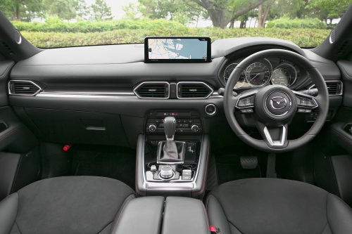 異例に長いボディを持つCX-8、3列使用時でもラゲッジを確保2