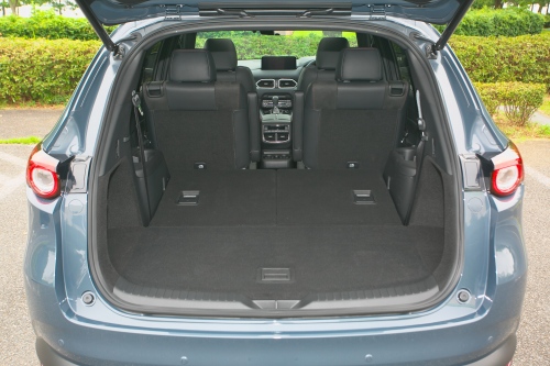 異例に長いボディを持つCX-8、3列使用時でもラゲッジを確保6