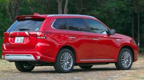 第4位「三菱アウトランダーPHEV」初期モデルであれば100万円以下で狙える!2