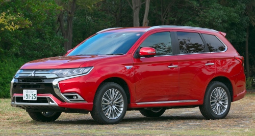 第4位「三菱アウトランダーPHEV」初期モデルであれば100万円以下で狙える!1