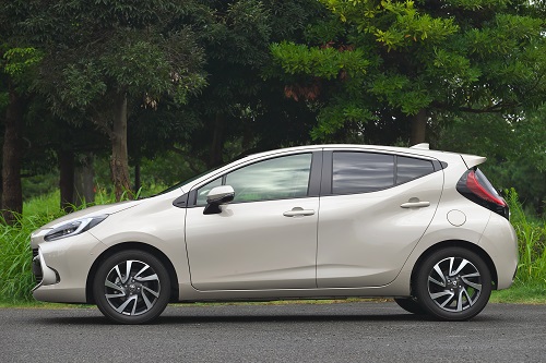 ヤリスを追い詰めるアクアとカローラ、目が離せないトヨタ同士のホットなバトル!