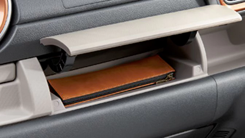 インパネアッパーボックス(助手席)/センタートレイ(「STYLE」、「CILQ」の全グレードに標準装備)