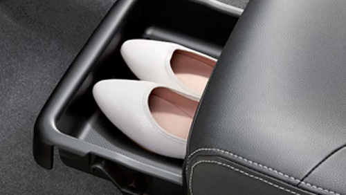 助手席シートアンダートレイ(「X“SA III”」以外に標準装備、「X“SA III”」にパッケージオプション)