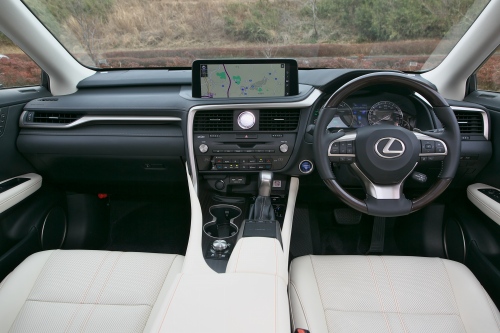 豪華装備のバージョンLの割安感が高くなっている「レクサスRX(現行型)」3