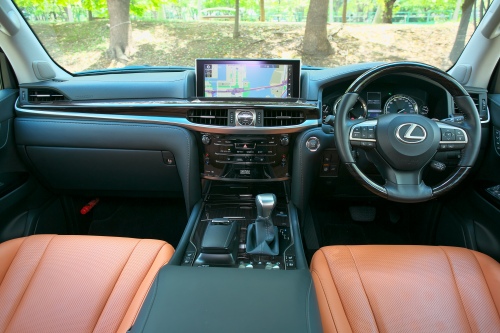 新型が発売となれば一時的な値落ちが期待できる「レクサスLX(現行型)」3