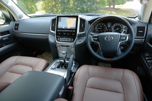 高年式車は新車価格を上回る価格で流通「トヨタランドクルーザー(旧型・200系)」3