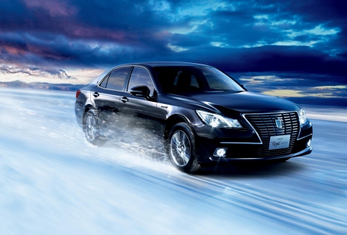 4WDが必要。それでもハイブリッドに乗りたい人に「14代目ハイブリッドロイヤルサルーンFour」 中古市場の相場190万〜320万円