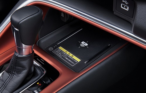 ワイヤレス充電器(「e:HEV PLaY」に標準装備、そのほかのグレードにメーカーオプション)