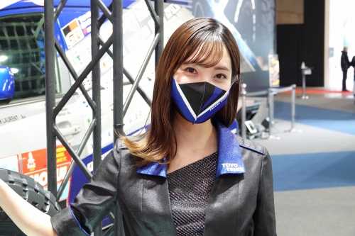 【TOYO TIRES】黒と青のコスチュームがカッコいい!