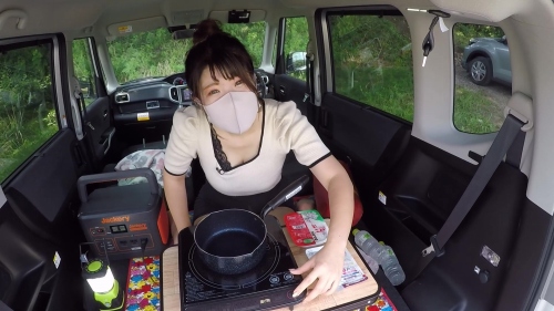 ソロキャンプ用品を使って車内で調理開始!その出来栄えは…?3