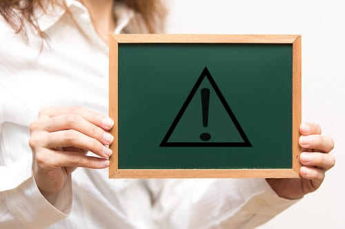 車のエアコンが臭い場合に、放置することで健康面などに危険が及ぶことを伝える画像