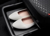 助手席シートアンダートレイ(「G」「Z」に標準装備)