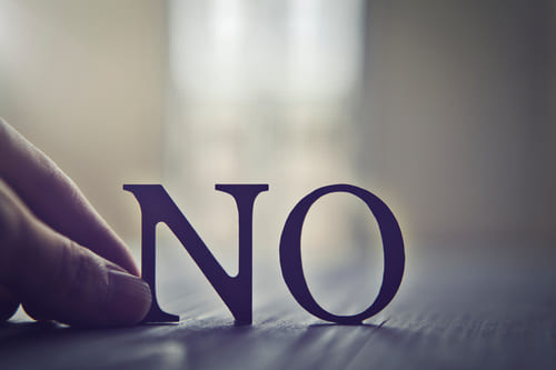 さらなるトラブルの可能性も！車のバッテリー上がりでやってはいけないこと