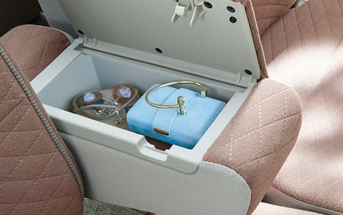 フロントアームレストボックス(「X」に標準装備)