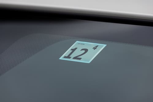 車検ステッカーの貼り付け位置が変わった 変更の理由は?をイメージする画像