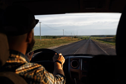 うっかりやってない? 車の窓にまつわるNGポイントをイメージする画像