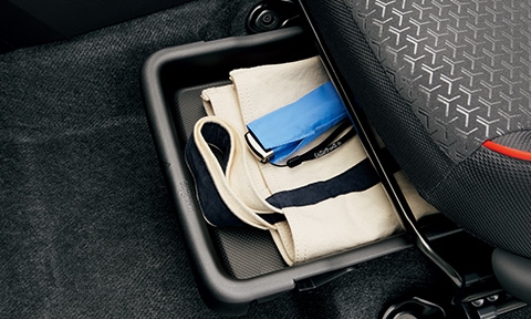 助手席シートアンダートレイ(Zに標準装備)