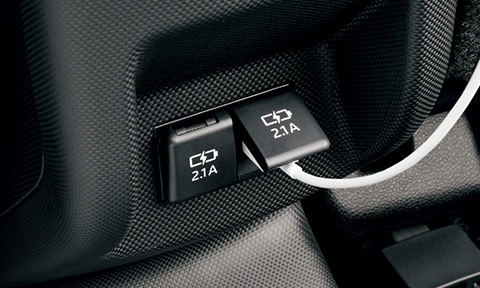 USBソケット×2口(センターコンソールボックス後部)