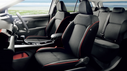 レッドアクセントが印象的なシート