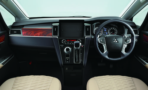 第7位 三菱「デリカD:5」 ミニバンは便利、SUVは使える。そのどちらも持っている2