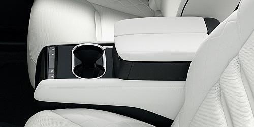 セカンドシートアームレスト付きコンソール(「Exclusive Mode」に標準装備)