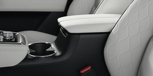 アームレスト付き大型フロントコンソールボックス