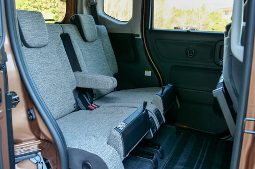 新型の目玉!リアシートは「オットマン」など3つのモードを選べる_荷物ストッパーモード