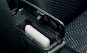 フロントセンターアームレスト(ボックス付き)(「L」を除くグレードに標準装備)