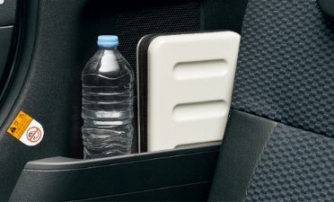 後席クォータートレイ&ホルダー