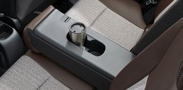 リアセンターアームレスト(Xを除くグレードに標準装備)