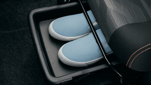 助手席シートアンダートレイ(X、Xターボを除くグレードに標準装備)