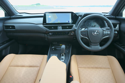 2位:レクサス「UX」 乗り心地を考慮しリアサスに奢った方式を採用2