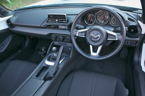 3位:マツダ「ロードスター」 2人しか乗らないのであれば割り切ってオープンカーもあり!2