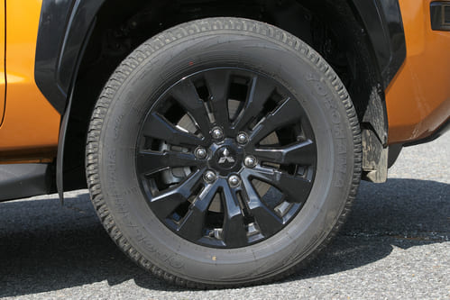 )新開発のディーゼルターボと三菱伝統の4WD 、そしてAYCも採用