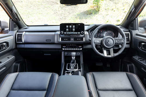 )新開発のディーゼルターボと三菱伝統の4WD 、そしてAYCも採用