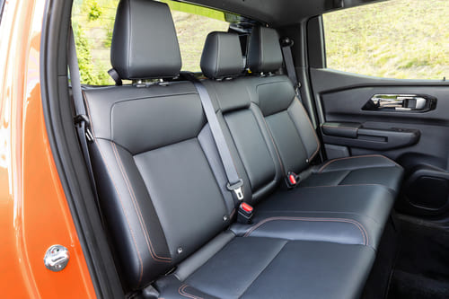 )新開発のディーゼルターボと三菱伝統の4WD 、そしてAYCも採用