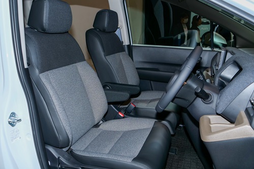 シエンタはミニバンではなくスライドドア付きコンパクトカー?