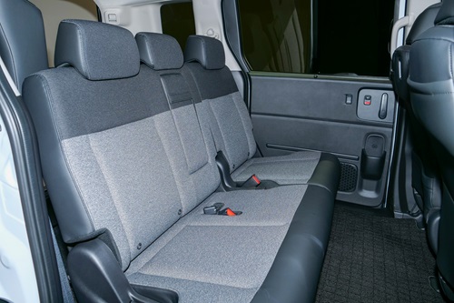 シエンタはミニバンではなくスライドドア付きコンパクトカー?