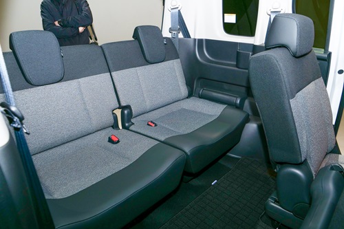 シエンタはミニバンではなくスライドドア付きコンパクトカー?