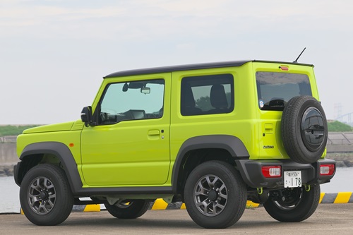 待望の5ドアジムニー、その名は「ノマド」!