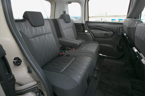 最新の運転支援と電動パーキングブレーキも採用