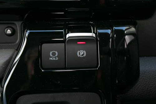 最新の運転支援と電動パーキングブレーキも採用