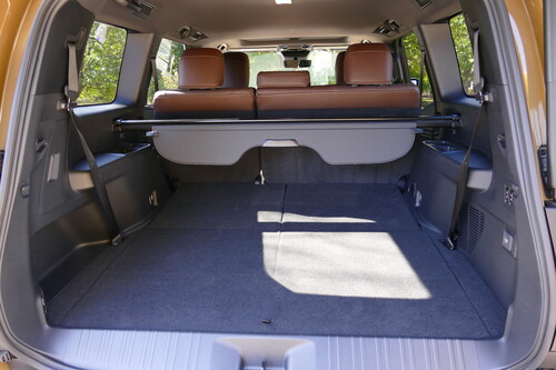 十分なセカンドシート、電動格納できるサードシートも便利