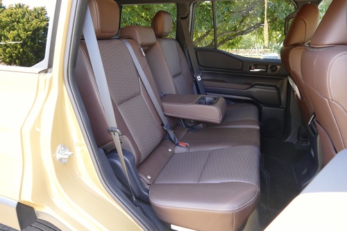 十分なセカンドシート、電動格納できるサードシートも便利