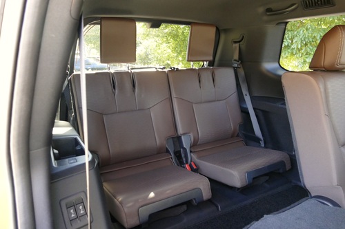 十分なセカンドシート、電動格納できるサードシートも便利