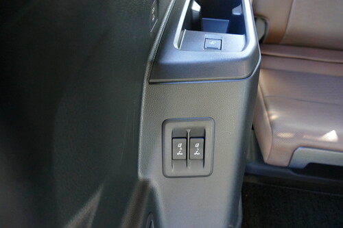 十分なセカンドシート、電動格納できるサードシートも便利