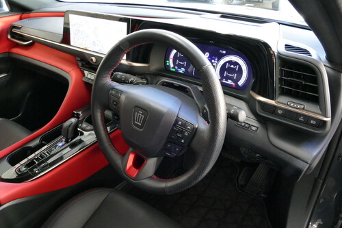 自在な操縦感覚と割り切った後席〜クラウンスポーツ