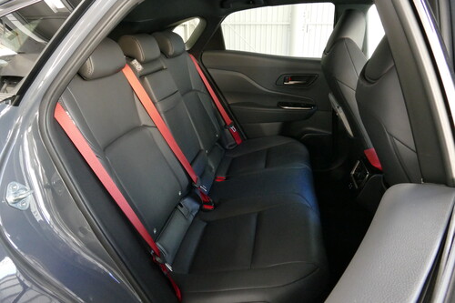 自在な操縦感覚と割り切った後席〜クラウンスポーツ