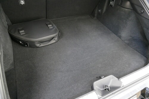 自在な操縦感覚と割り切った後席〜クラウンスポーツ