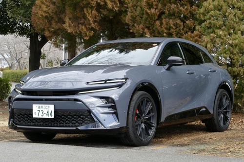 自在な操縦感覚と割り切った後席〜クラウンスポーツ